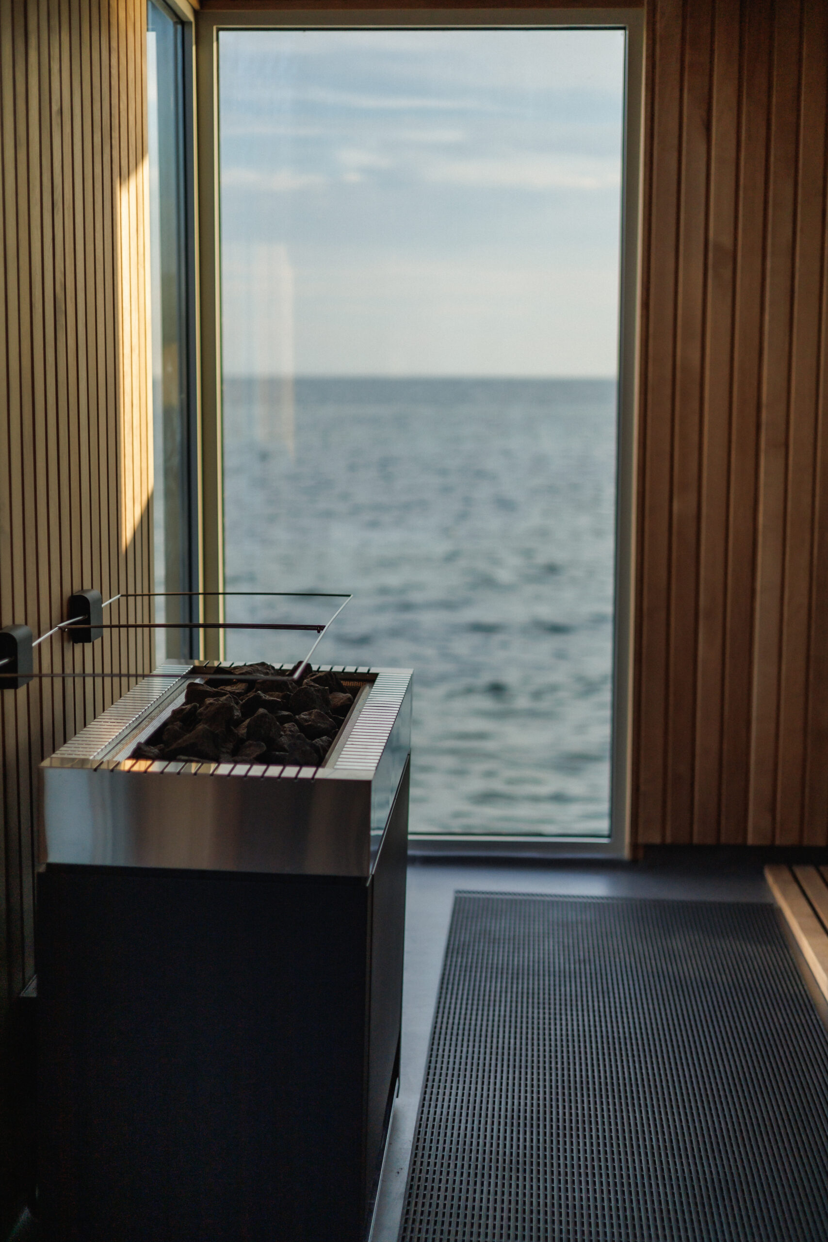 Bastuaggregat i förgrunden, havet i bakgrunden
